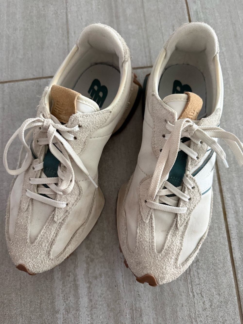 GORGEOUS WOMEN'S LIMITED EDITION VINTAGE SIZE 8.5 NEW BALANCE 327 SNEAKER